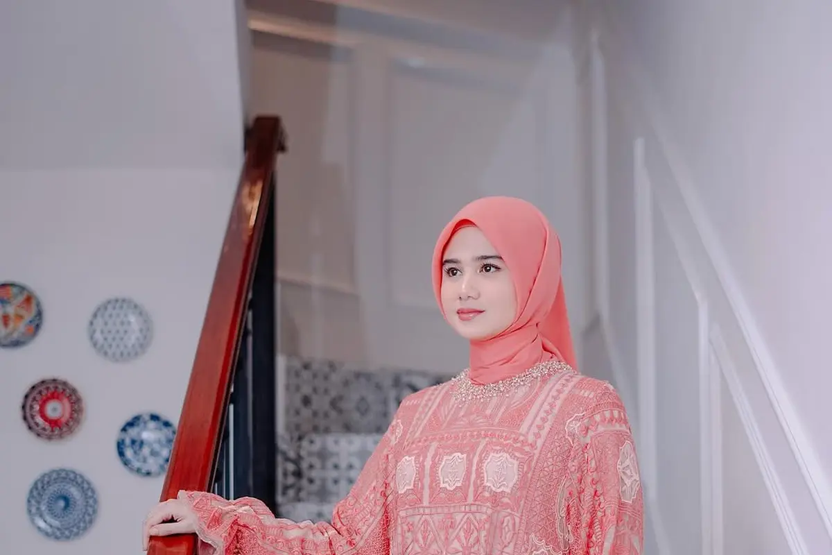 6 Pesona Anggun Tissa Biani dalam Balutan Tunik dan Hijab di Tasyakuran Rumah Baru, Dihadiri Dul Jaelani