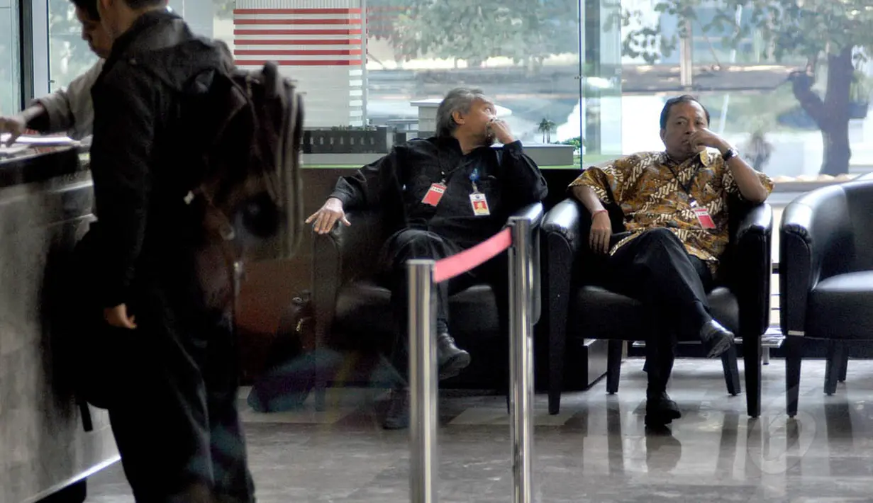 Politisi PDIP Wayan Koster saat berada di ruang tunggu Gedung KPK, Jakarta, Selasa (4/11/2014). (Liputan6.com/Miftahul Hayat)