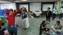 Para peserta melakukan pemanasan sebelum tampil dalam kompetisi  Namarina bertajuk 'Internal Jazz dance Competition 2018' di Jakarta, Minggu (6/5). Lomba ini terbagi atas kategori solo dan grup. (Liputan6.com/Herman Zakharia)