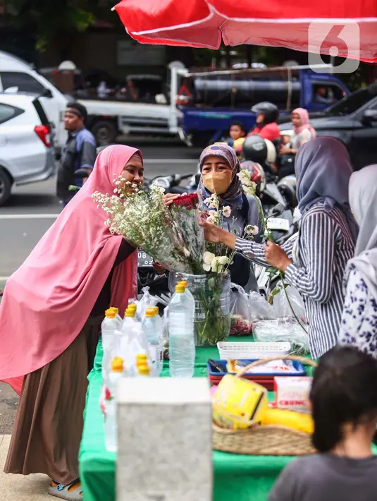 Bunga tabur yang ramai dijual oleh para pedagang antara lain, bunga mawar dan bunga Kenanga. (Liputan6.com/Angga Yuniar)
