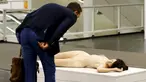 Seorang pria saat melihat patung karya John de Andrea yang bernama " Lisa " selama Art Cologne 2016 di Jerman 15 April 2016. Patung yang sangat menyerupai manusia ini terbuat dari perunggu, minyak olychromed dan rambut asli. (REUTERS / Wolfgang Rattay)