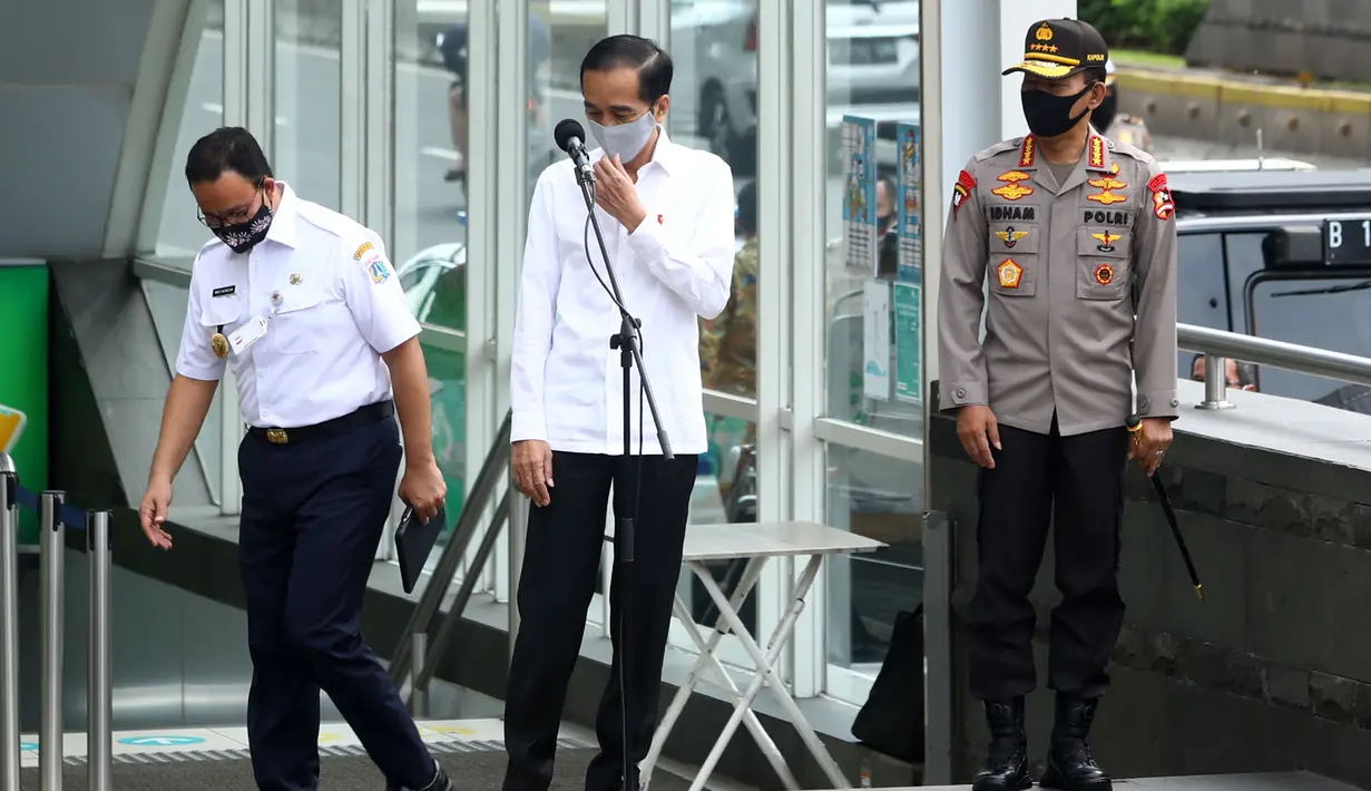 Presiden Joko Widodo (tengah) didampingi Kapolri Jenderal Pol Idham Aziz (kanan) dan Gubernur DKI Anies Baswedan bersiap memberikan keterangan pers seusai meninjau kesiapan penerapan prosedur standar New Normal di Stasiun MRT Bundaran HI, Jakarta, Selasa (26/5/2020). (Tribunnews/Irwan Rismawan/Pool)