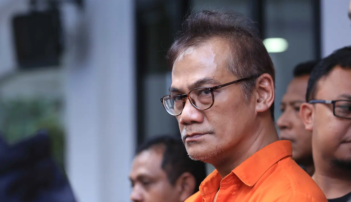 Saat menggelar konferensi pers, Tio mengaku menyesali perbuatannya. Ia juga minta kepada para pengguna untuk berhenti konsumsi narkoba. Dirinya merupakan contoh yang tidak perlu ditiru. (Deki Prayoga/Bintang.com)