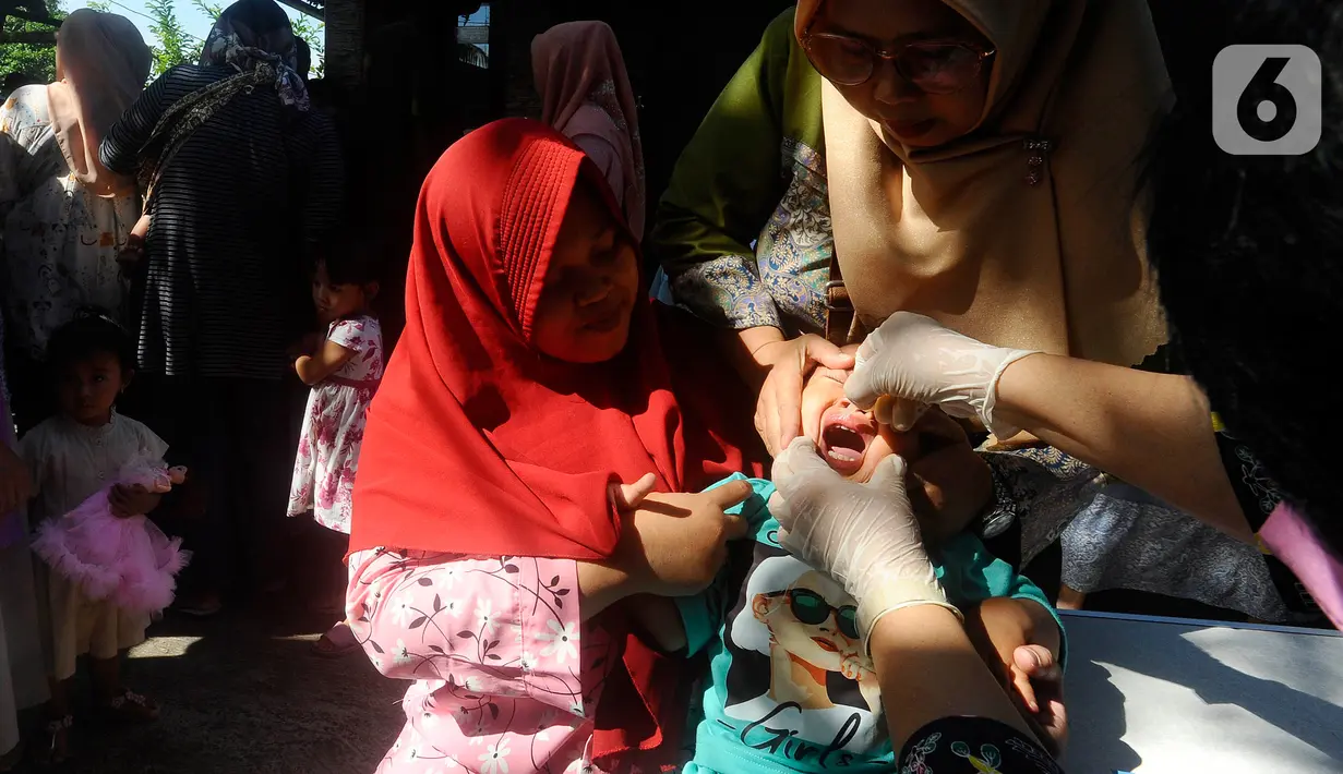 Vaksinasi polio diberikan secara oral atau tetes sehingga tidak menimbulkan efek samping pada balita seperti badan menjadi panas atau demam. (merdeka.com/Arie Basuki)