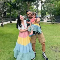 Ramaikan tren, intip tampilan kompak Asmirandah dan putrinya, Chloe bergaya ala cewek kue. (Instagram/asmirandah89).