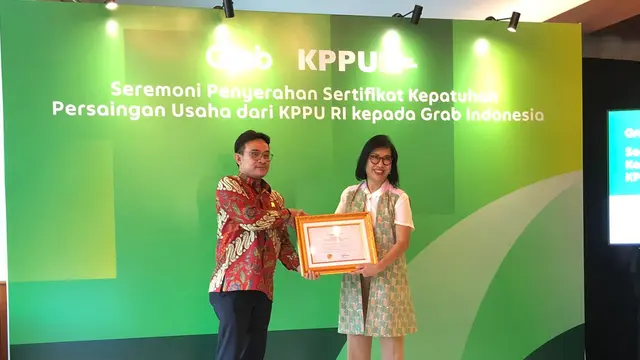 Seremoni penyerahan sertifikat kepatuhan persaingan usaha dari KPPU RI kepada Grab Indonesia, Senin (25/3/2024). (Foto: Liputan6.com/Tira Santia)