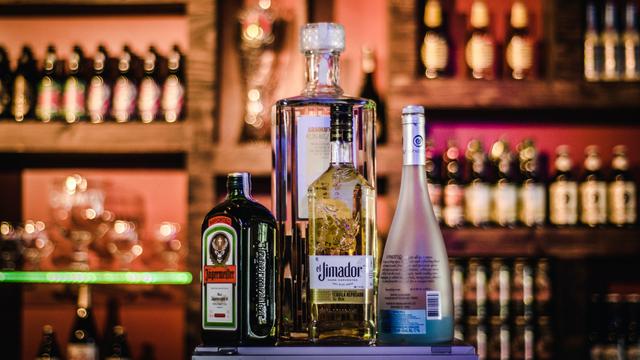 <span>Ilustrasi alkohol. Foto (Isabella Mendes/Pexels).</span>