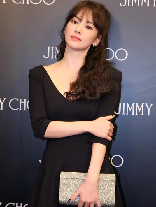 Dan yang lebih mengejutkan adalah Song Hye Kyo senang bermain skateboard. Walaupun kini, hobinya itu tak bisa ditekuni karena kesibukannya. (Foto: koreaboo.com)