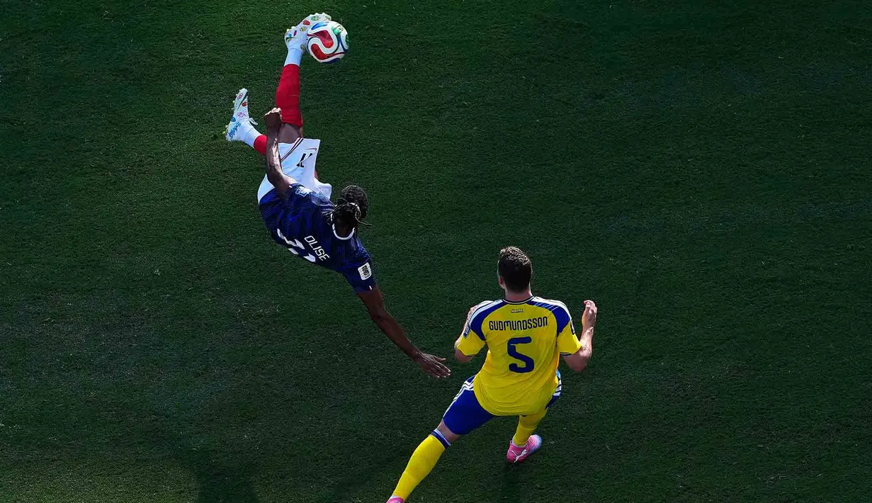 Pemain Prancis Michael Olise melakukan tendangan salto di samping pemain Swedia Gabriel Gudmundsson selama pertandingan sepak bola babak 32 Piala Dunia di East Rutherford, N.J., dekat New York, Selasa (30/06/2028). (AP Photo/Petr David Josek)