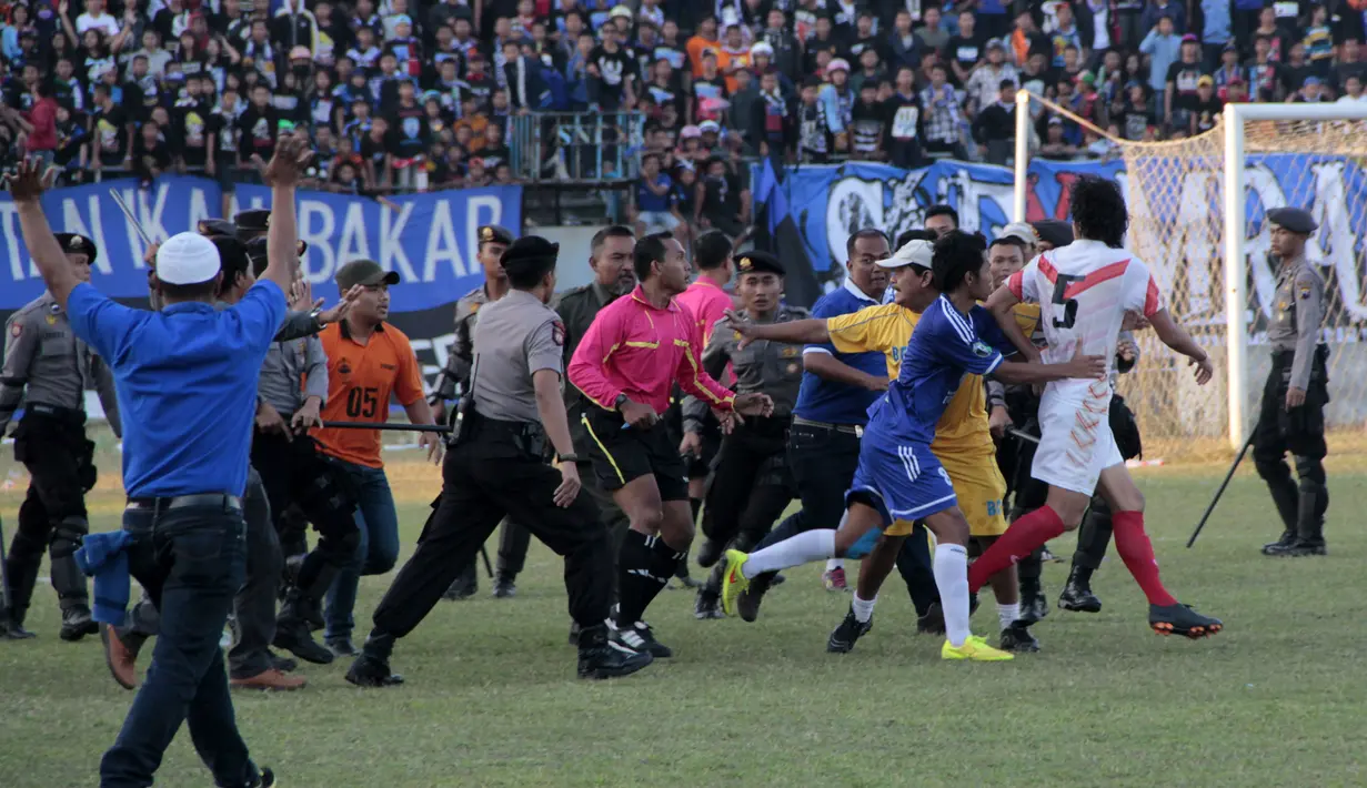 Wasit Maulana terlibat keributan dengan pemain Persis dalam final lanjutan Piala Polda Jateng di Stadion Jatidiri, Semarang, Minggu (2/8/2015). (Bola.com/Vincensius Sawarno)