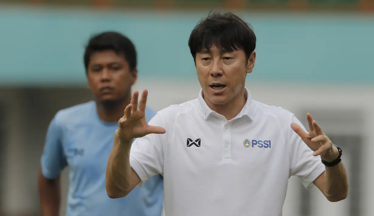 Manajer pelatih Timnas Indonesia, Shin Tae-yong, memberi arahan saat sesi latihan di Stadion Wibawa Mukti, Cikarang, Senin (13/1/2020). Sebanyak 51 pemain mengikuti seleksi untuk memperkuat skuat utama Timnas Indonesia U-19. (Bola.com/M Iqbal Ichsan)
