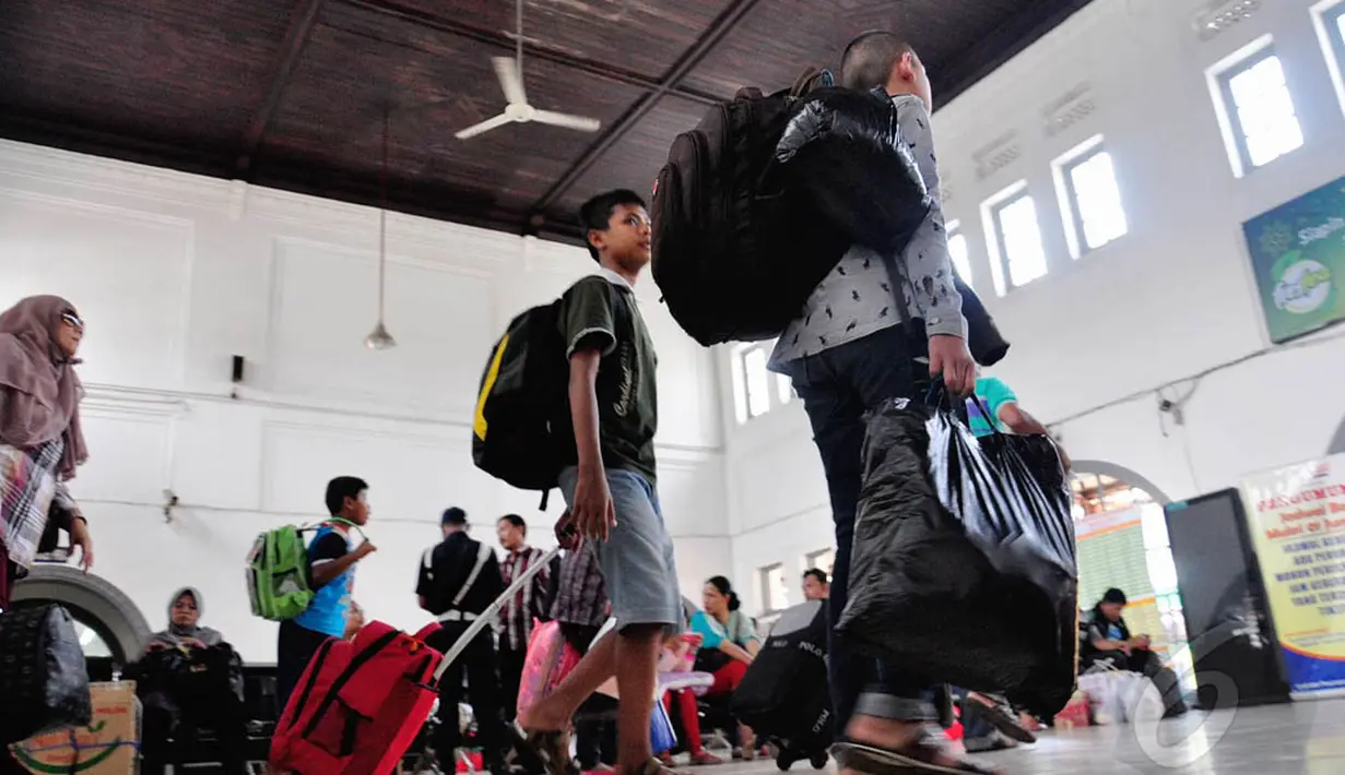 Para penumpang turun dari kereta lengkap dengan membawa barang bawaannya masing-masing menuju pintu keluar stasiun, Jakarta, Jumat (1/8/14). (Liputan6.com/Faizal Fanani)