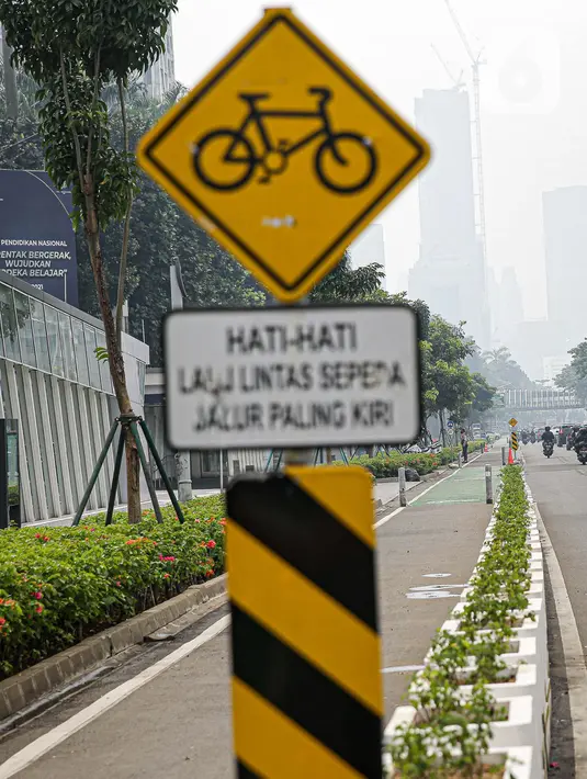 Jalur sepeda permanen di kawasan Sudirman, Jakarta, Kamis (17/6/2021). Kapolri Jenderal Listyo Sigit Prabowo akan membongkar jalur sepeda di Jalan Sudirman - Jalan Thamrin dan mempelajari jalur khusus sepeda di negara lain. (Liputan6.com/Faizal Fanani)