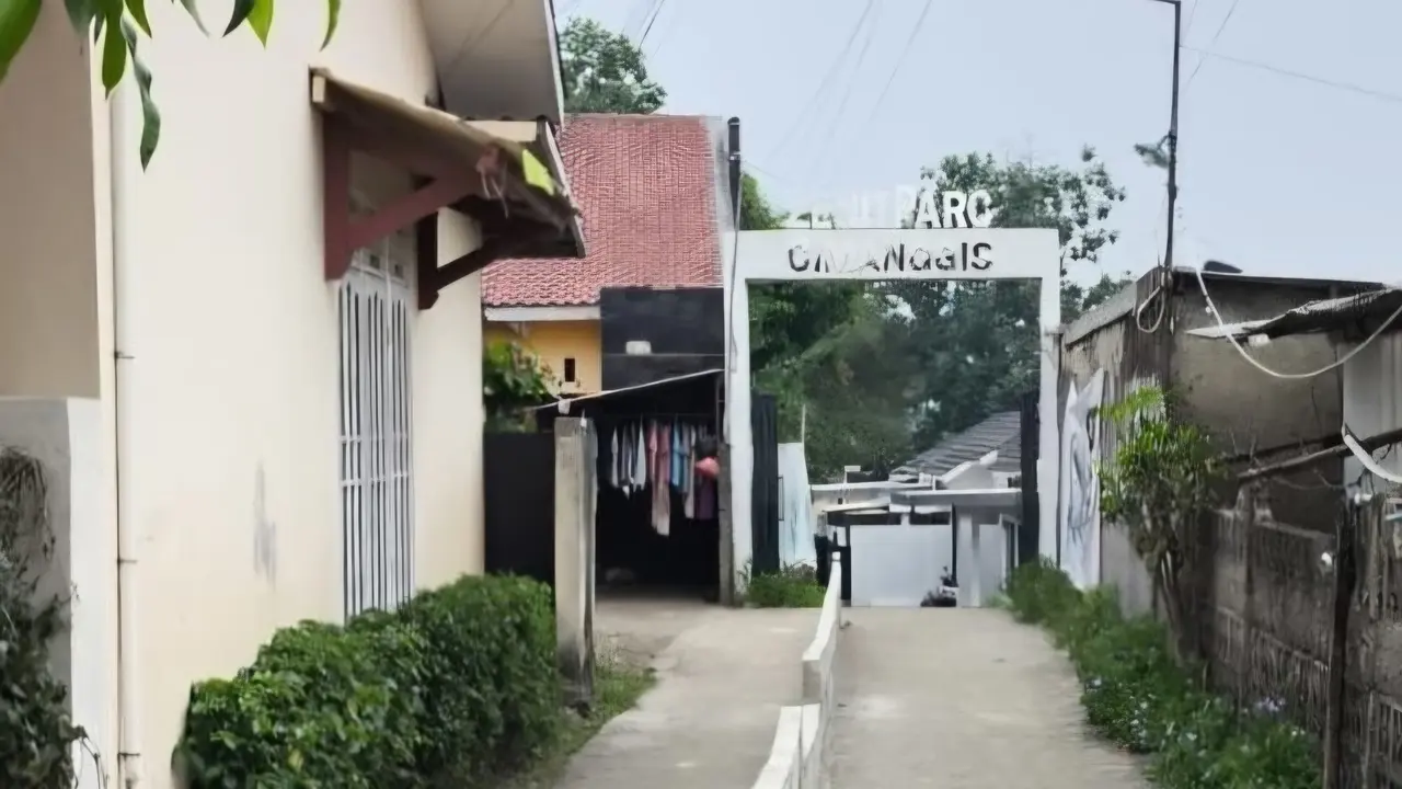 Akses jalan menuju Perumahan ZenitParc yang ditutup pagar usai peneguran pembakaran sampah di Tapos, Depok