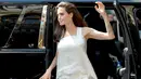 Aktris Angelina Jolie turun dari mobil saat menghadiri pemutaran "The Breadwinner" selama Festival Film Internasional Toronto 2017 di Winter Garden Theatre di Toronto, Kanada (10/9). (Alberto E. Rodriguez/Getty Images/AFP)