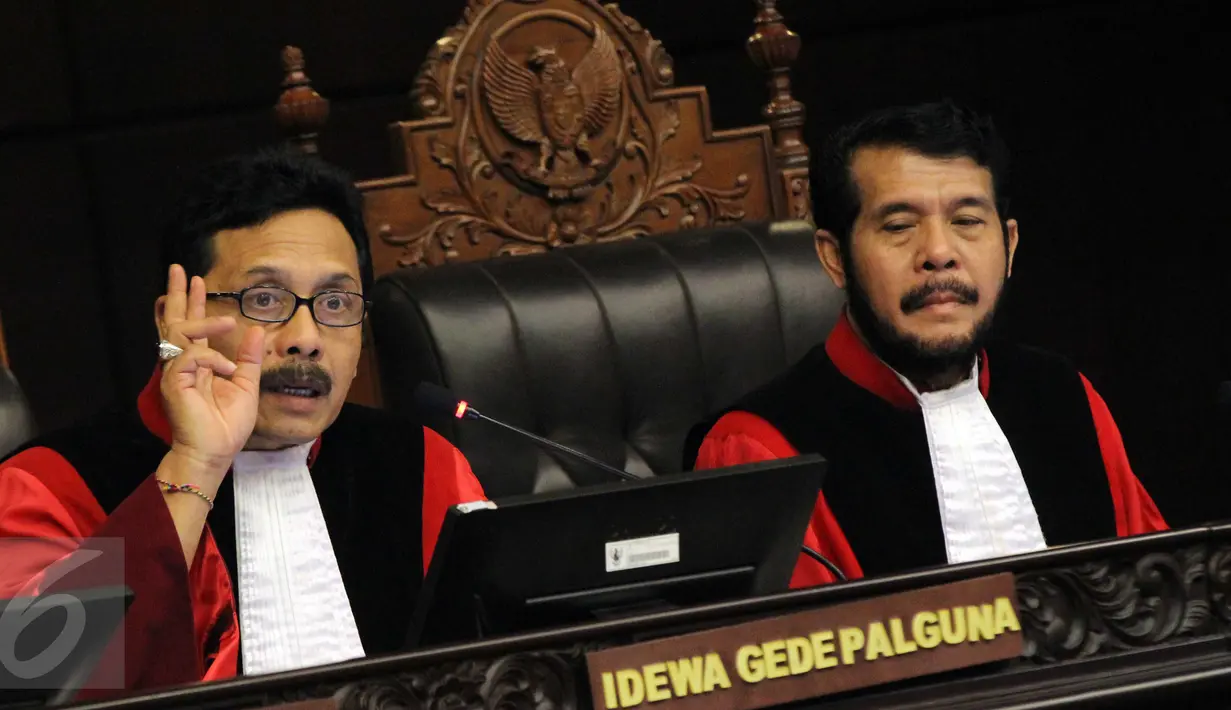 Hakim konstitusi I Dewa Gede Palguna memberikan tanggapan pada sidang uji materi UU No 26 Tahun 2000 tentang Pengadilan HAM di Mahkamah Konstitusi, Jakarta, Selasa (8/9). Permohonan uji materi ini diajukan keluarga korban 1998. (Liputan6.com/Helmi Afandi)