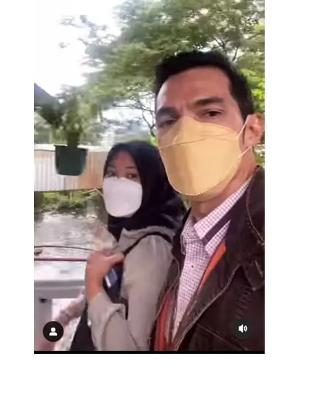 8 Potret Adrian Maulana Berangkat Kerja Naik KRL, Rela Berdesak-desakan