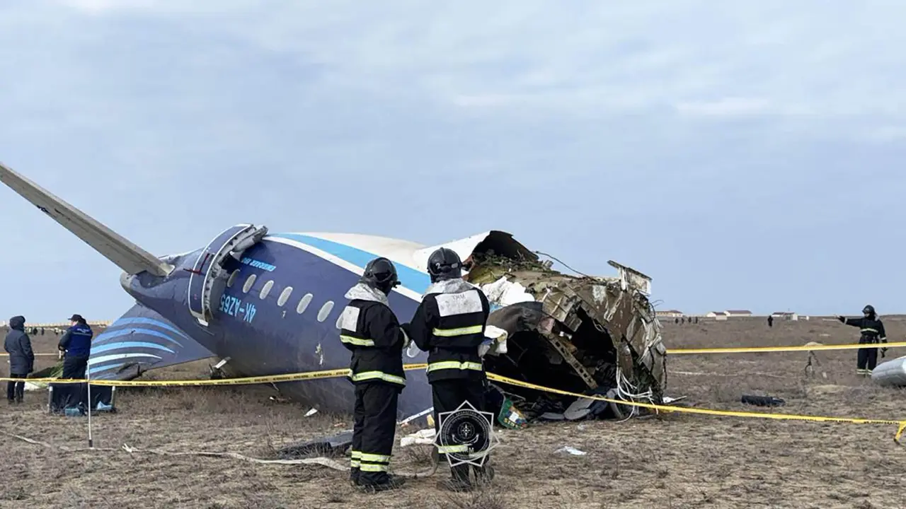 Menuju Rusia, Pesawat Azerbaijan Airlines Jatuh di Kazakhstan