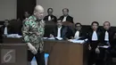 Terdakwa kasus korupsi dana hibah Kamar Dagang dan Industri Jawa Timur, La Nyalla Mattaliti, usai menjalani sidang perdana di Pengadilan Tipikor Jakarta, Senin (5/9). Sidang mengagendakan pembacaan dakwaan oleh JPU. (Liputan6.com/Helmi Afandi)