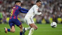 Pedri dari Barcelona berduel dengan Jude Bellingham dari Real Madrid dalam pertandingan La Liga di Santiago Bernabeu, Minggu, 26 Oktober 2025. (AP Photo/Bernat Armangue)