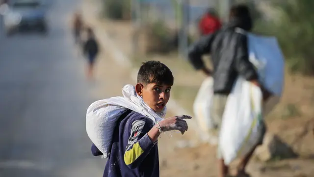 Miris, Anak-anak Pengungsi Palestina Punguti Ceceran Tepung di Jalanan
