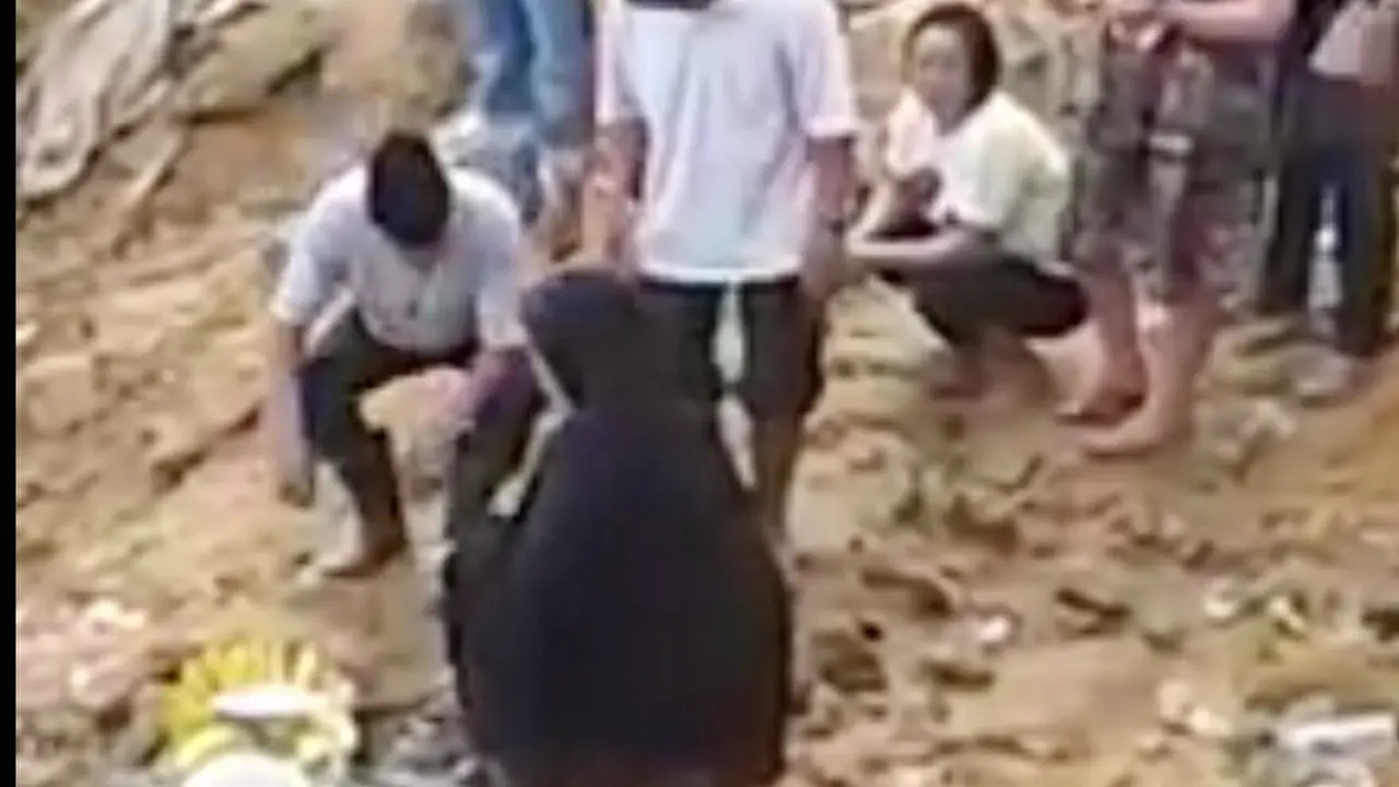 Ritual dan sesajen yang digelar warga di pinggir Sungai Pohara, Kabupaten Konawe, Jumnat (19/7/2019).(Liputan6.com/Ahmad Akbar Fua)
