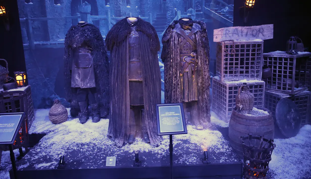 Kostum dari karakter Alliser Thorne dan Jon Snow dipamerkan dalam pameran "The Game of Thrones Touring Exhibition" di Belfast's Titanic Exhibition Centre, Irlandia utara pada 10 April 2019. Pameran ini dibuka secara umum pada 12 April hingga 1 September 2019 mendatang. (AP Photo)