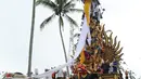 Ribuan warga mengiringi arak-arakan Bade atau menara bertingkat sembilan yang berisi jenazah anggota keluarga dari pahlawan nasional I Gusti Ngurah Rai dalam prosesi upacara Ngaben di Desa Carangsari, Badung, Bali, Senin (29/4/2019). (SONNY TUMBELAKA/AFP)