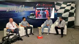 Rio Haryanto dan Pascal Wehrlein tampil dalam sebuah acara televisi China jelang balapan F1 GP China di Sirkuit Internasional Shanghai, China, (14/4/2016). (Bola.com/Twitter/Manorracing)