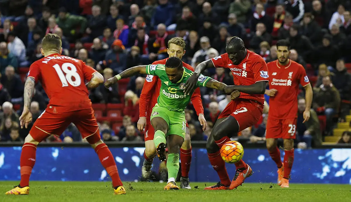 Pemain Sunderland, Jermain Defoe, berusaha lepas dari hadangan pemain Liverpool. Pada laga ini The Reds menguasai jalannya pertandingan dengan penguasaan bola 70 persen. (Reuters/Phil Noble)