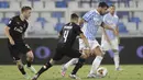 Pemain SPAL Andrea Petagna (kanan) menggiring bola saat melawan AC Milan pada pertandingan Serie A di Stadion Paolo Mazza, Ferrara, Italia, Rabu (1/7/2020). Pertandingan berakhir dengan skor 2-2. (Filippo Rubin/LaPresse via AP)