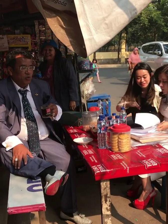 Hotman Paris ketika bersantai disebuah warung kopi