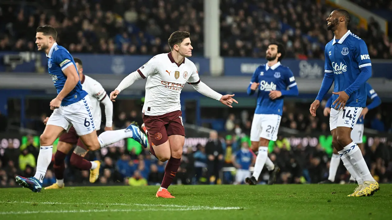 Foto: Aksi Pantang Menyerah Pemain Manchester City saat Menang Comeback di Kandang Everton