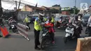 Petugas polisi memeriksa kelengkapan Surat Tanda Registrasi Pekerja  (STRP) bagi pengendara bermotor pada pos  perpanjangan Pemberlakuan Pembatasan Kegiatan Masyarakat (PPKM) Jalan Raya Ir.H.Djuanda, depan Sandratex, Tangerang Selatan, Kamis (15/07/2021). (merdeka.com/Arie Basuki)