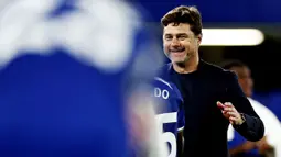 Pelatih Chelsea, Mauricio Pochettino, tampak semringah setelah laga melawan Luton Town di Stadion Stamford Bridge pada laga pekan ketiga Premier League, Sabtu (26/8/2023). Chelsea akhirnya meraih kemenangan di Premier League musim ini, setelah membungkam Luton Town. (AFP/Henry Nicholls)