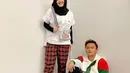 Potret kompak Rizky Febian dan Putri Delina memang kerap dipamerkan di Instagram. Seperti memakai outfit kekinian dengan dasar baju warna putih membuat keduanya terlihat begitu keren. Kerennya anak Sule ini membuat mereka banjir pujian netizen. (Liputan6.com/IG/@putridelinaa)