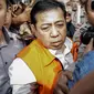 Tersangka kasus korupsi E-KTP Setya Novanto meninggalkan gedung KPK usai menjalani pemeriksaan di Jakarta, Selasa (21/11). Mengenakan kemeja putih yang dipadu dengan rompi oranye, wajah Ketua DPR itu tampak lelah dan lusuh. (Liputan6.com/Faizal Fanani)