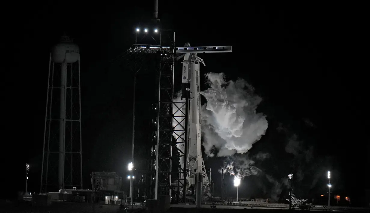 Ventilasi bahan bakar dari roket SpaceX Falcon 9 saat berada di Kompleks Peluncuran 39-A pada Senin, 27 Februari 2023, setelah peluncuran dilakukan di Kennedy Space Center di Cape Canaveral, Florida, Amerika Serikat (AP Photo/Chris O'Meara)