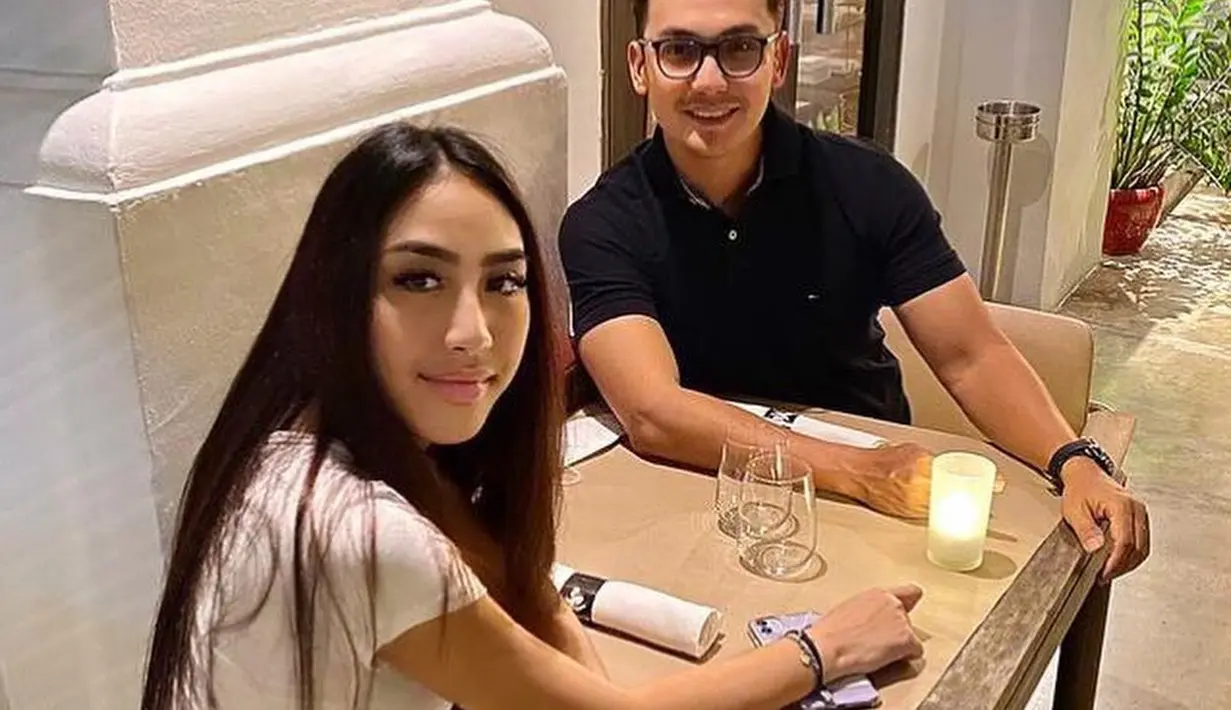 Yang membuat Khayra semakin memesona adalah rambut panjangnya yang dirawat dengan baik. Dalam foto ini, Khayra terlihat berpose bersama sang ayah dalam balutan cropped top putih dan celana panjang cokelat muda, cantik dengan rambut panjang lurus yang dibiarkan tergerai. Foto: Instagram.