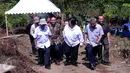 Menteri LHK Siti Nurbaya (kedua kanan) meninjau lokasi Penananaman Pohon dalam rangka HMPI di Taman Hutan Raya, Kalimantan Selatan, (25/11). Acara ini akan dibuka secara resmi oleh Presiden Joko widodo. (Liputan6.com/JohanTallo)