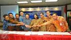 Mentri BUMN Rini Soemarno foto bersama usai penandatanganan kerja sama 7 BUMN di Kementrian BUMN, Jakarta, Kamis (39/12). Kerja sama ini guna meningkatkan penghimpunan dana pihak ketiga (DPK) dan penyaluran kredit perseroan. (Liputan6.com/Angga Yuniar)