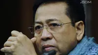 Terdakwa dugaan korupsi proyek e-KTP, Setya Novanto saat mendengar keterangan saksi Wakil Ketua MPR RI, Mahyudin pada sidang lanjutan di Pengadilan Tipikor, Jakarta, Kamis (15/3). Mahyudin saksi yang meringankan terdakwa. (Liputan6.com/Helmi Fithriansyah)