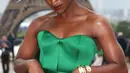 Cynthia Erivo tampil memukau dengan gaun strapless hijau zamrud dengan garis leher berbentuk hati. Ia menambahkan topi bertepi lebar dan sepatu hak lancip. Erivo mengenakan perhiasan Roberto Coin, mengenakan beberapa gelang dan cincin emas. [@clubaltajoyeria].