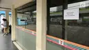 Warga melihat-lihat kawasan gerai 7-Eleven yang tutup di kawasan Jalan Kapten Tendean,  Jakarta, Sabtu (24/6). Penutupan seluruh gerai 7-Eleven di Indonesia akan dilakukan 30 Juni 2017.  (Liputan6.com/Helmi Fithriansyah)