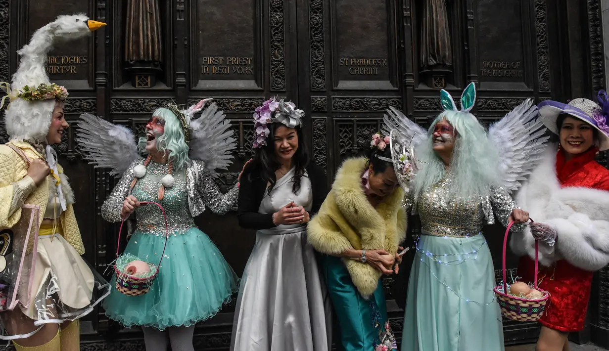 Sejumlah orang mengenakan kostum saat mengikuti parade Paskah tahunan di sepanjang 5th Ave di New York City (4/1). Para peserta yang mengikuti parade ini mengenakan kostum bertema tahun 1870-an. (Stephanie Keith / Getty Images / AFP)