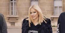 Avril Lavigne ikut berpakaian tanpa celana dalam T-shirt grafis dan sepatu boot di Paris Fashion Week. [@avrillavigne]