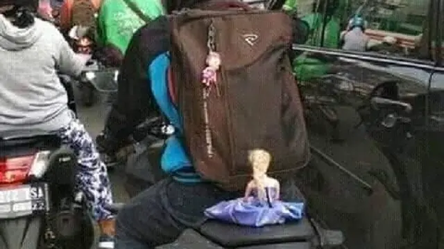 8 Benda Tersangkut Kendaraan Bakal Bikin Ngakak Keheranan