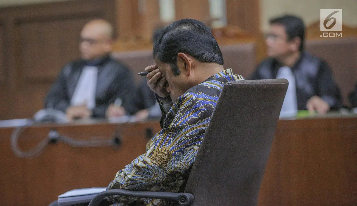 Terdakwa kasus dugaan suap proyek PLTU Riau-1 Idrus Marham menjalani sidang putusan di Pengadilan Tipikor, Jakarta Pusat, Selasa (23/4/2019). Mantan Sekjen Partai Golkar Idrus Marham mendapat vonis tiga tahun penjara dan denda Rp 150 juta subsidier dua bulan kurungan. (Liputan6.com/Faizal Fanani)