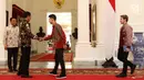 Presiden Joko Widodo atau Jokowi menyambut kedatangan ganda putra bulu tangkis Kevin Sanjaya dan Marcus Gideon di Istana Merdeka, Jakarta, Senin (2/4). Jokowi ingin keduanya juga bisa berjaya di Asian Games 2018. (Liputan6.com/Angga Yuniar)