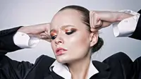 makeup proporsional untuk si dahi lebar. (Sumber foto: pexels.com).